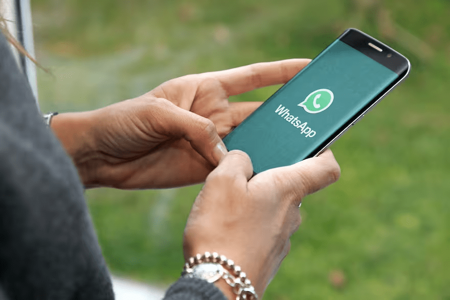 Un fallo judicial reconoce la validez de los mensajes de WhatsApp como prueba para reclamar el reembolso de un préstamo
